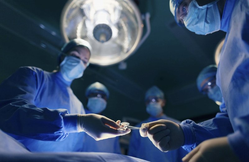 Видновские врачи спасли мужчину, которому куриная кость проткнула насквозь кишку