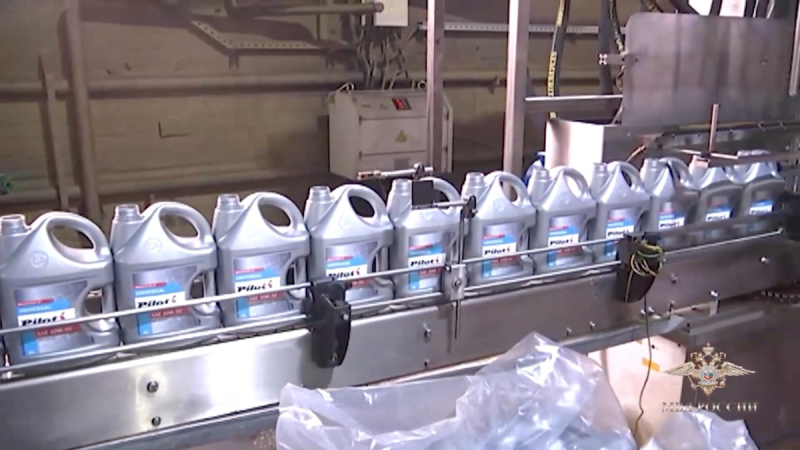 В Пушкино обнаружили фабрику по производству фальсифицированного моторного масла: видео