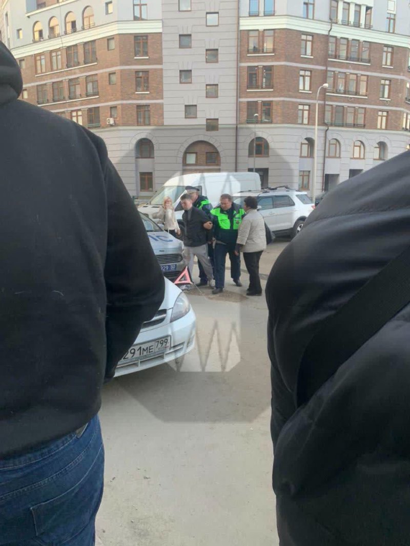 В Красногорске нетрезвые сотрудники ППС устроили гонки и врезались в припаркованные авто: видео