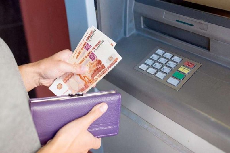 В Серебряных Прудах женщина увидела в банкомате оставленные деньги и решила их присвоить