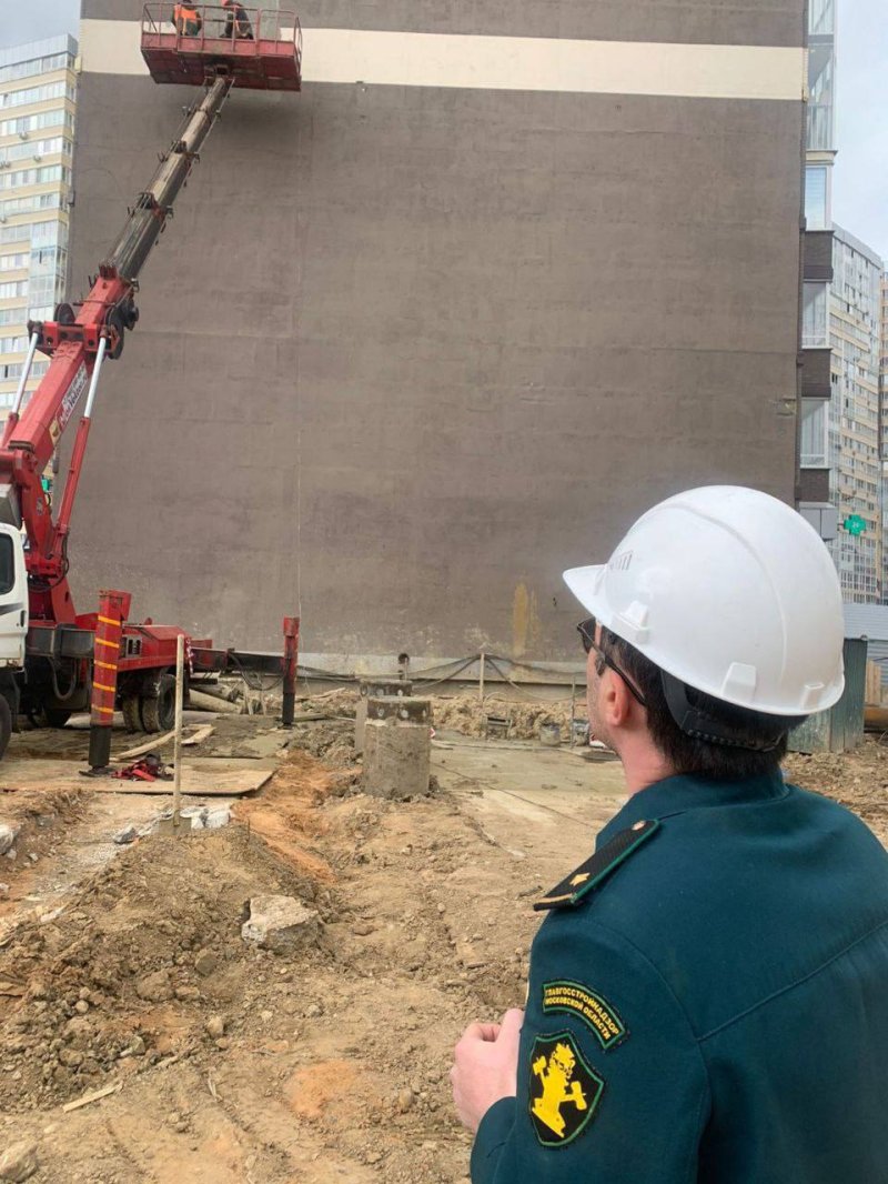 В Одинцово строительный кран упал на дом - пришлось ремонтировать стену