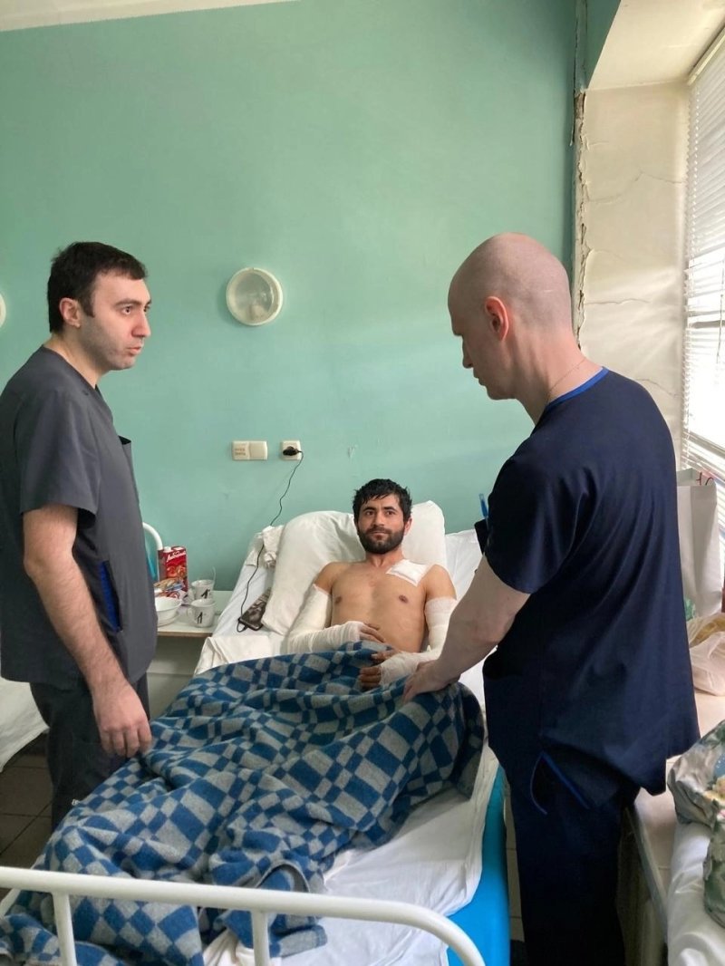 В Солнечногорске врачи спасли молодого мужчину, которому практически отрезало руки упавшим стеклом
