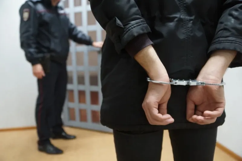 В Подольске задержали курьера, помогавшего мошенникам обманывать людей: видео
