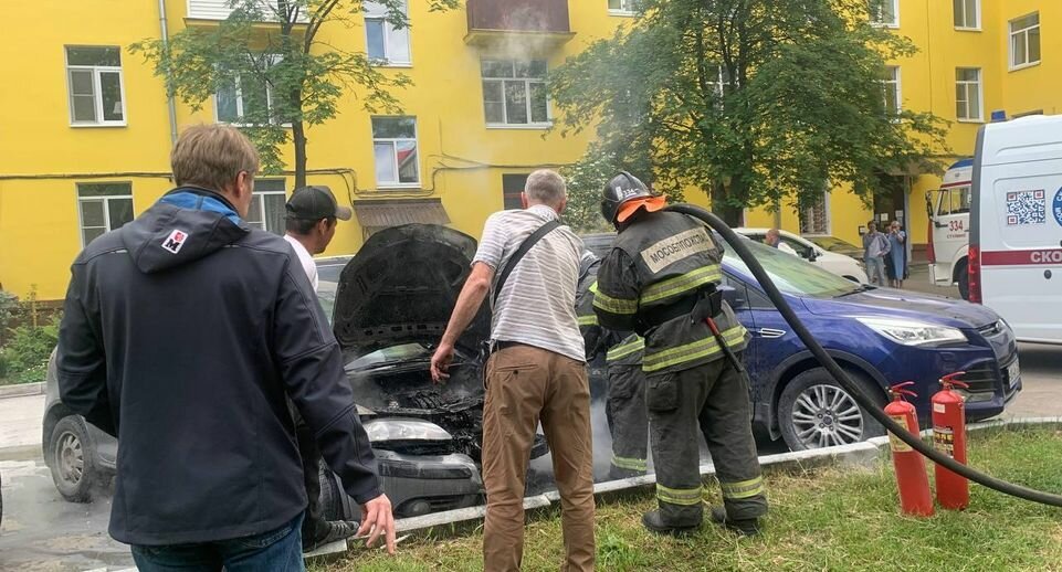 В Ступине загорелся припаркованный автомобиль, в котором находился ребёнок