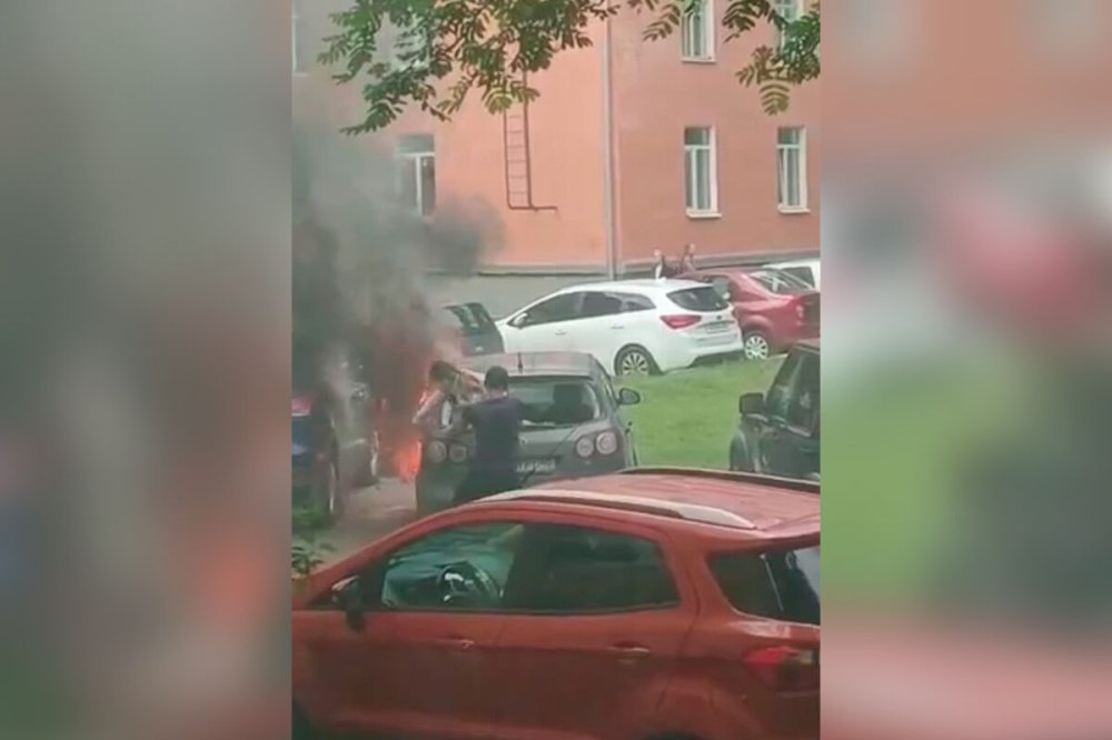 Мужчина  спас девочку из горящего автомобиля в Ступино: видео
