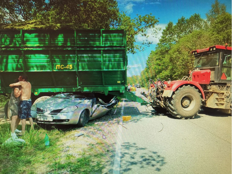 Под Серпуховым из-за трактора с сеном случилось смертельное ДТП