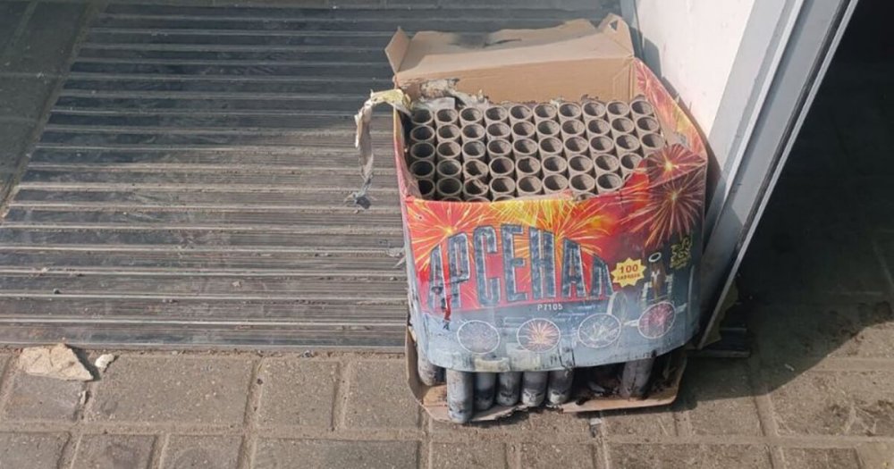 В отделении Сбербанка в Химках 19-летний москвич поджёг коробку с петардами: видео