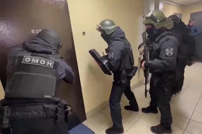 В Подмосковье задержали сотрудников медцентра за выдачу фиктивных справок украинским мигрантам: видео