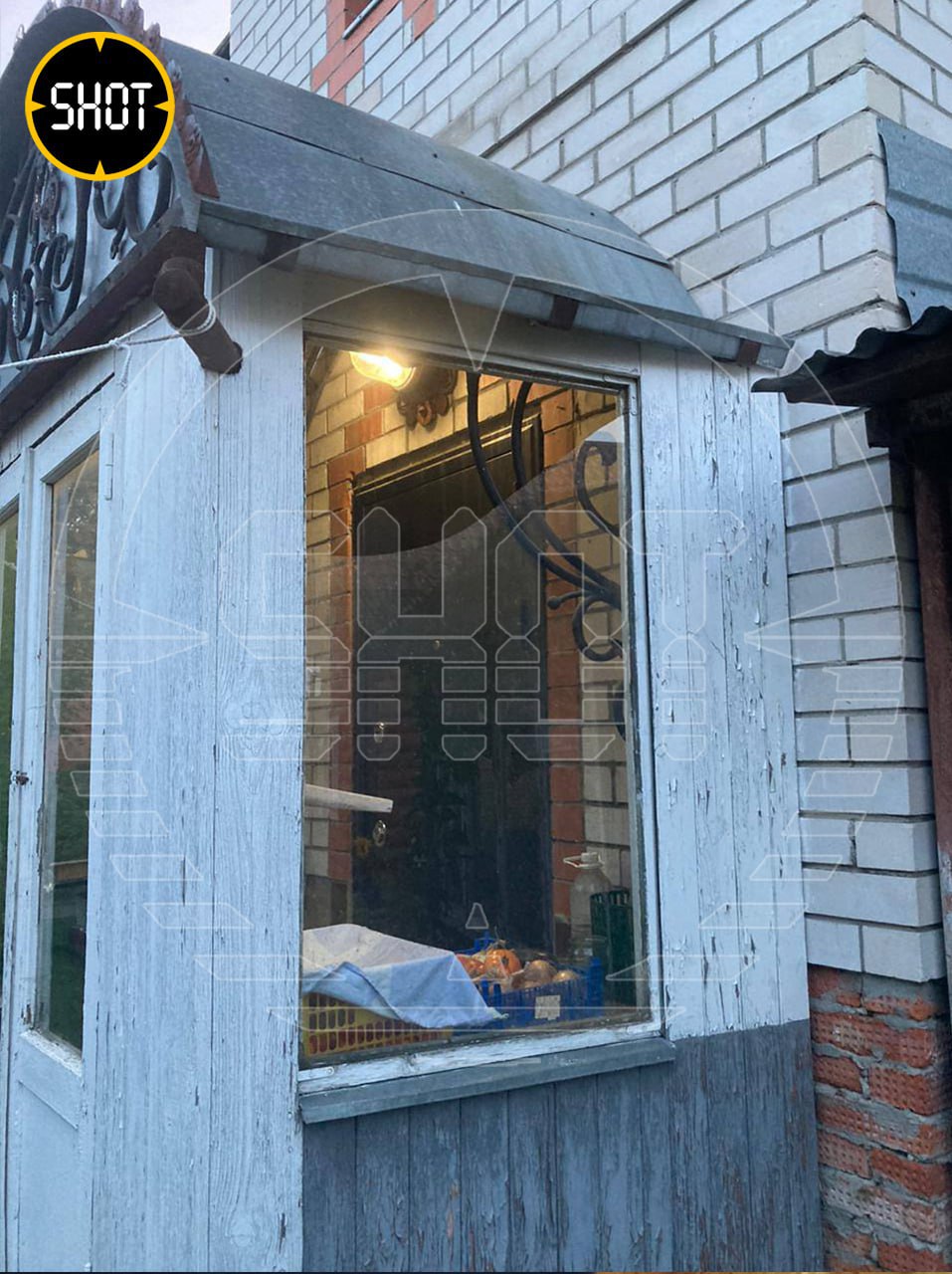 Частный дом получил повреждения после ночного поражения беспилотника в Люберцах