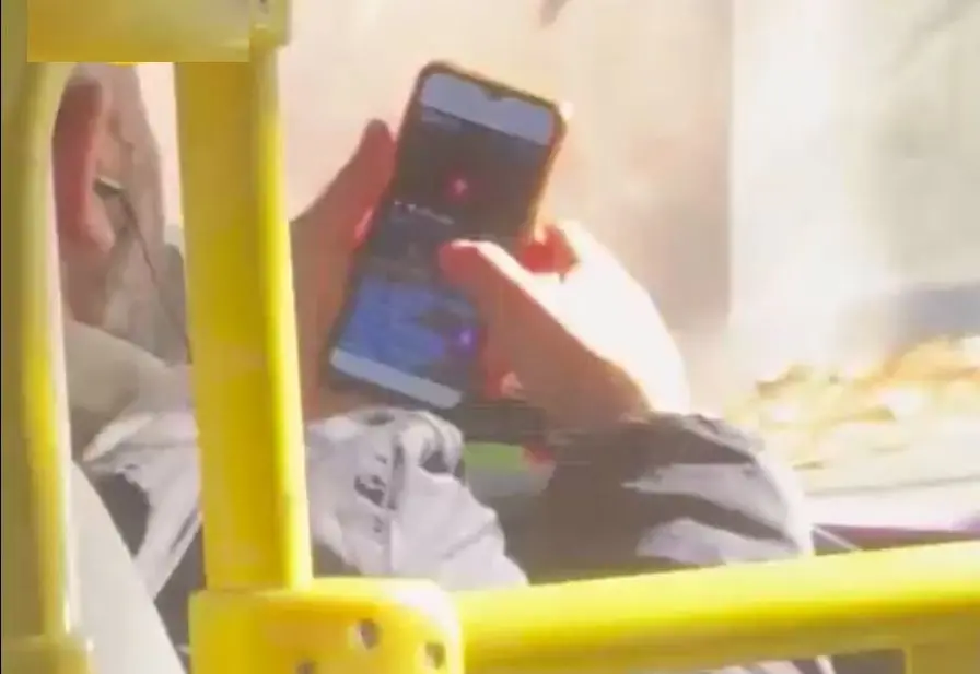 В Раменском пассажиры автобуса пожаловались на водителя, который смотрел порно за рулём 