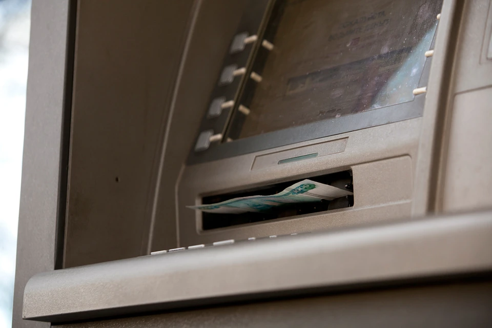 В Истре из торгового центра похитили банкомат: видео