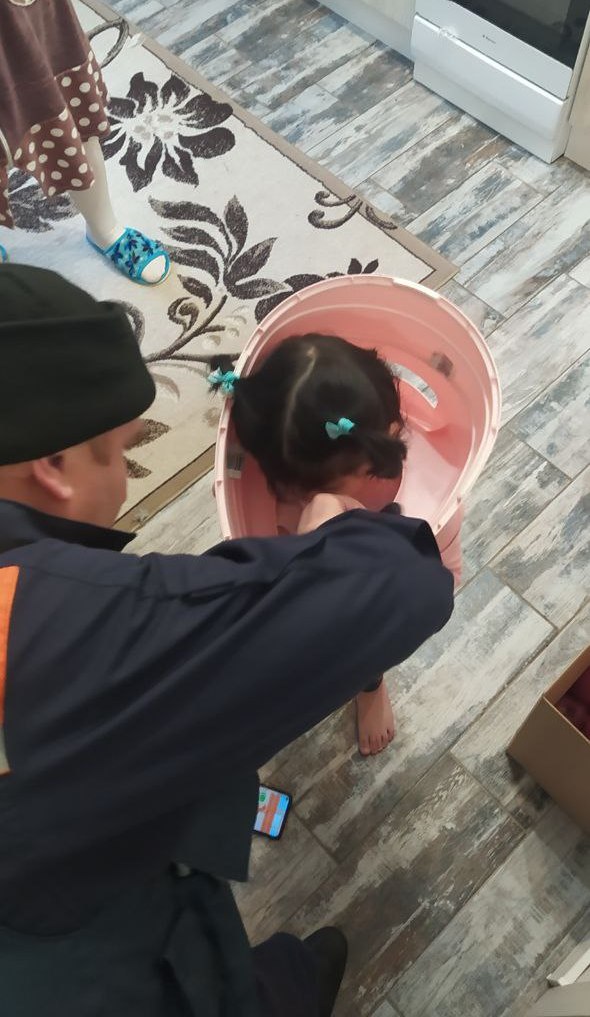 В Солнечногорске спасатели помогли ребёнку, голова которого застряла в детском горшке