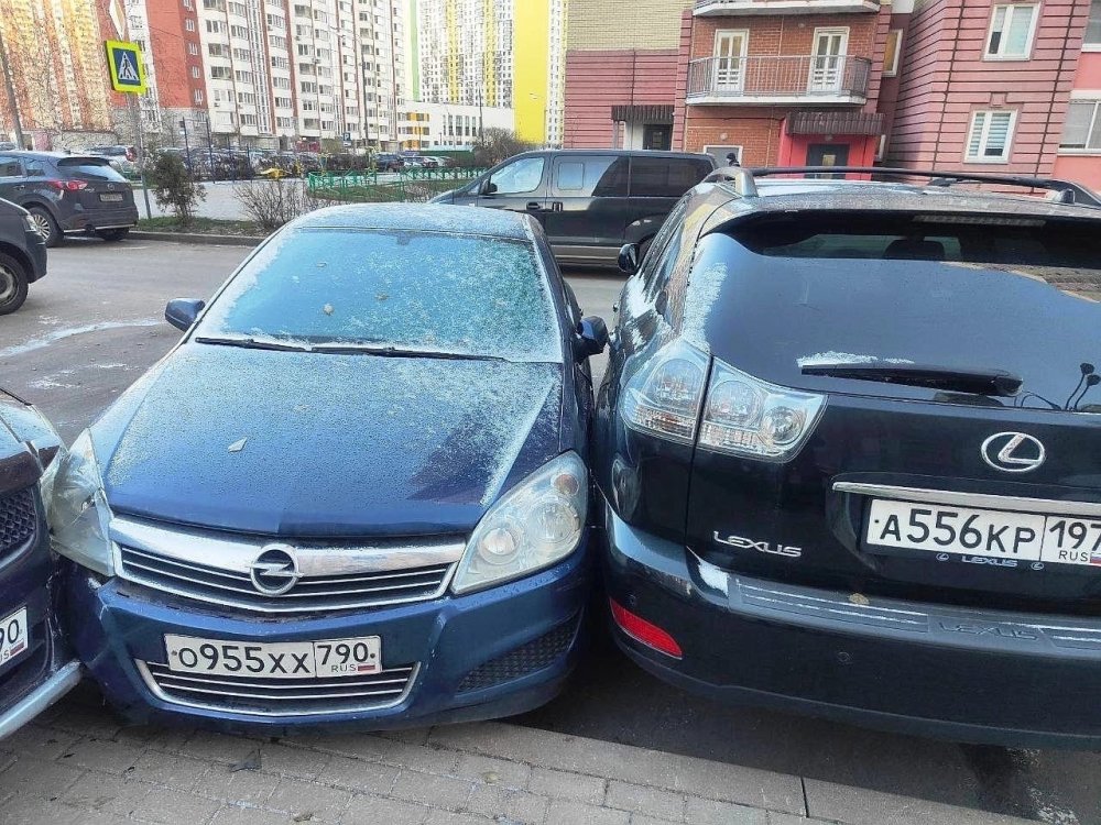 В красногорском Путилкове водитель устроил эпичное ДТП прямо на парковке: видео