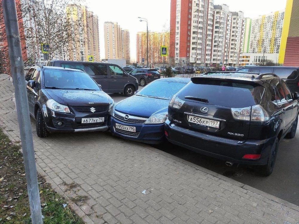 В красногорском Путилкове водитель устроил эпичное ДТП прямо на парковке: видео