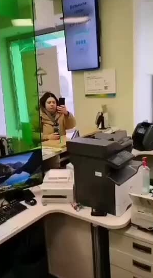 В Егорьевске женщина облила зелёнкой работников банка: видео