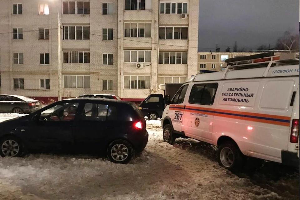 В Солнечногорске спасателям пришлось вскрывать авто, в котором заблокировало малыша
