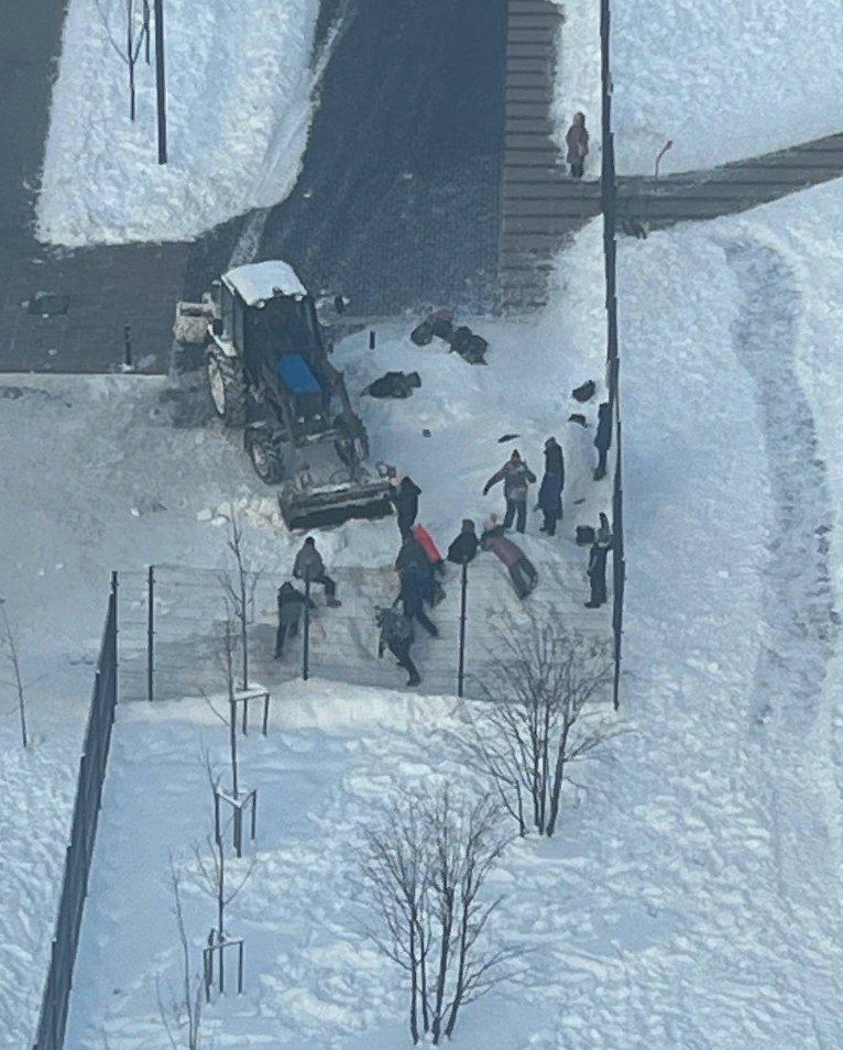 В Одинцово дети отвоевали снежную горку у коммунальщиков: видео