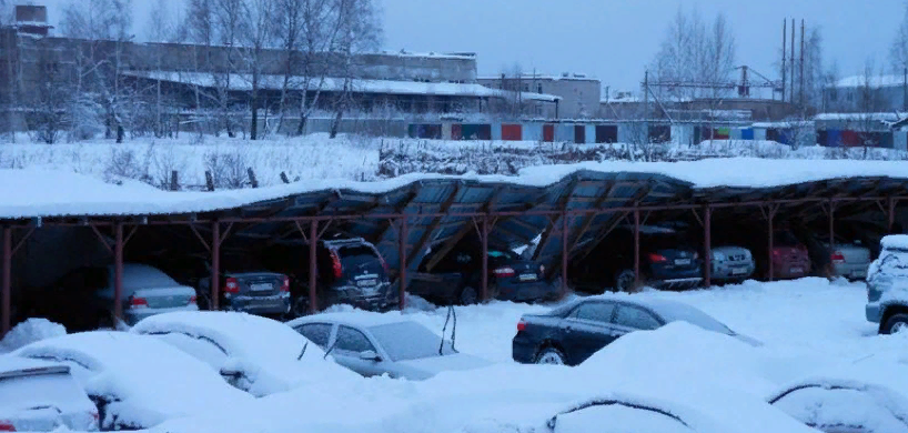 В Дзержинском  под тяжестью снега на припаркованные машины рухнул навес 