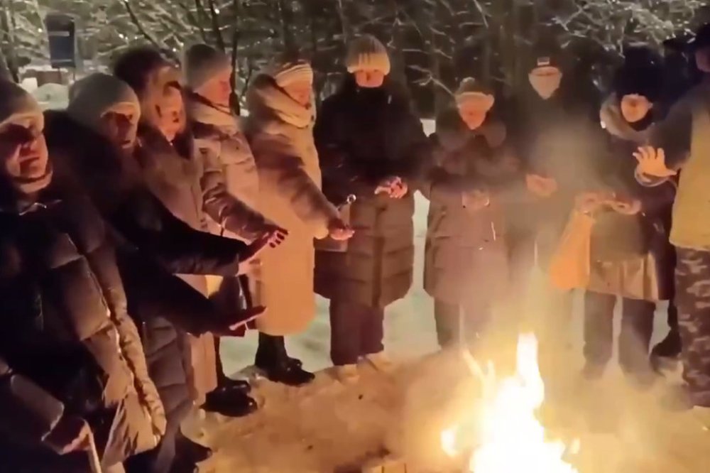 В Электростали, чтобы согреться, жители начали жечь костры: видео