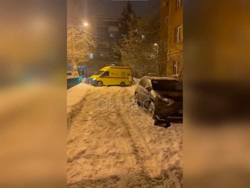 В Одинцово из-за неубранного снега скорая не могла подъехать в подъезду пациентки: видео