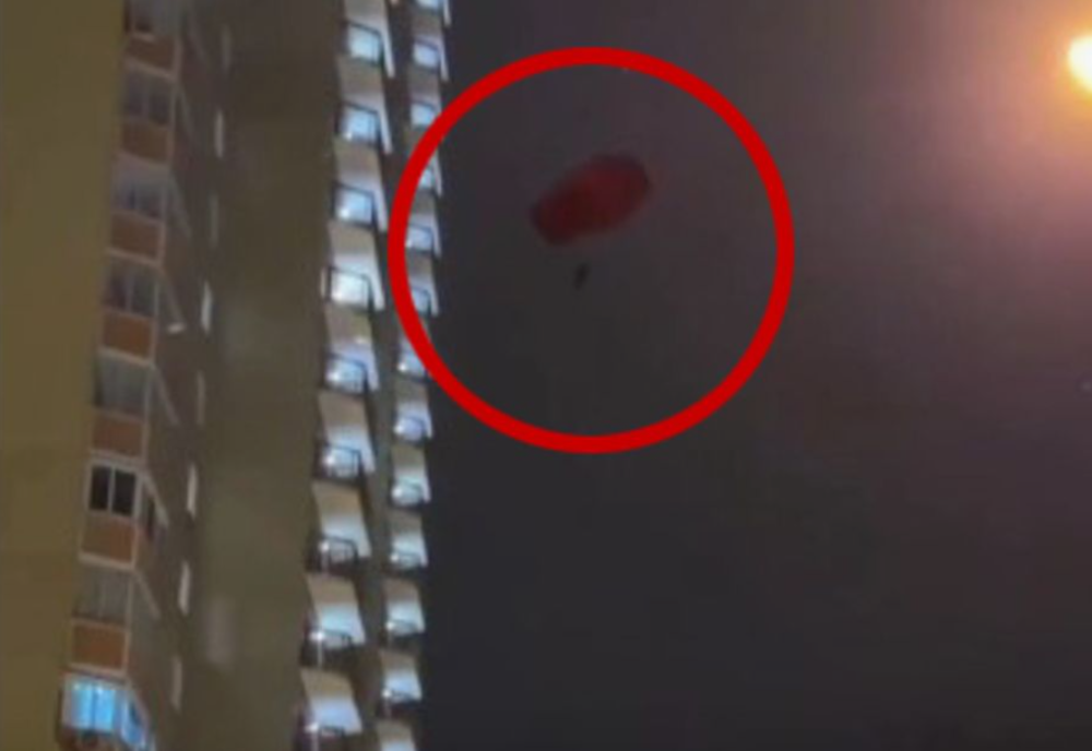 В Балашихе ищут парашютиста, спрыгнувшего с высотки: видео