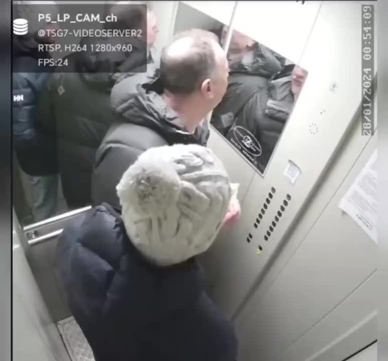 В Пушкино мужчина решил себя почувствовать "художником" и расписал лифт шаурмой: видео