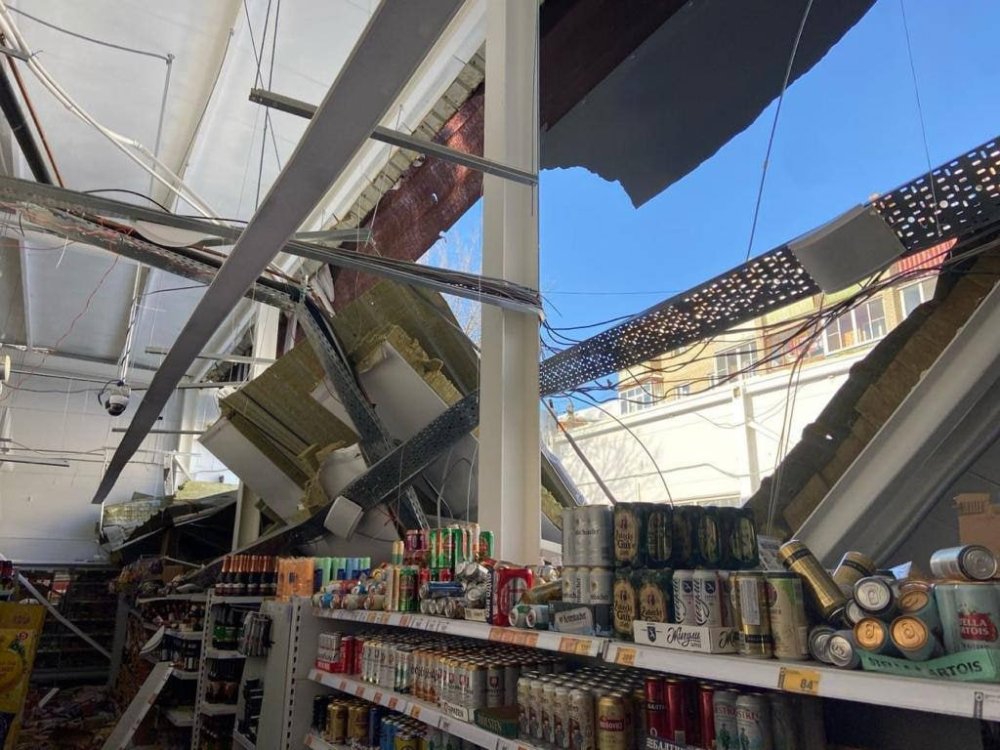 В Купавне под тяжестью снега в продуктовом магазине обвалилась крыша: видео