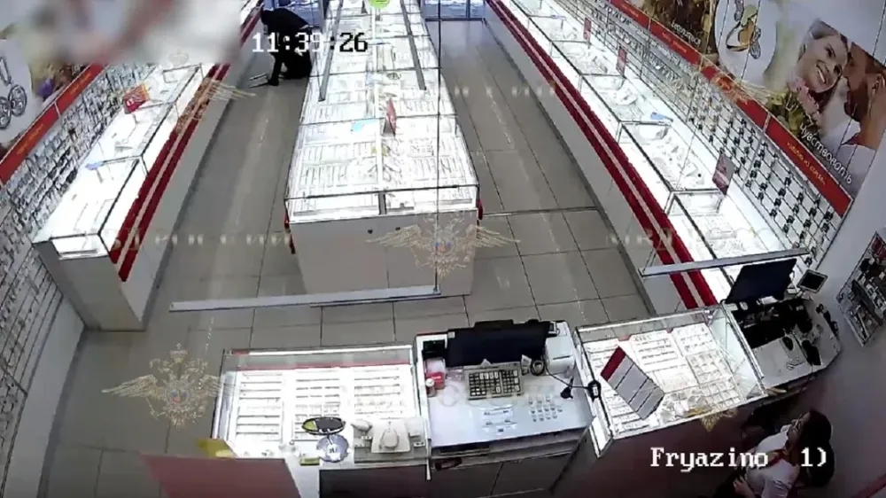 Во Фрязино задержали подозреваемых в ограблении ювелирного магазина: видео