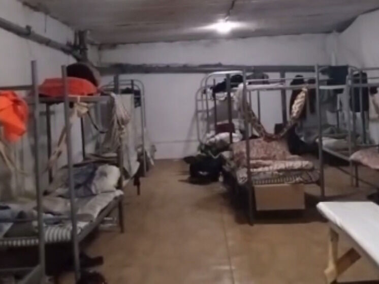 Жители Подольска обнаружили нелегальный хостел в подвале своей многоэтажки: видео