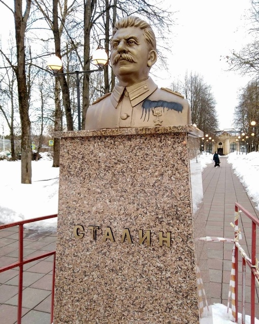 В Звенигороде полиция разыскивает вандалов, изрисовавших бюст Сталина