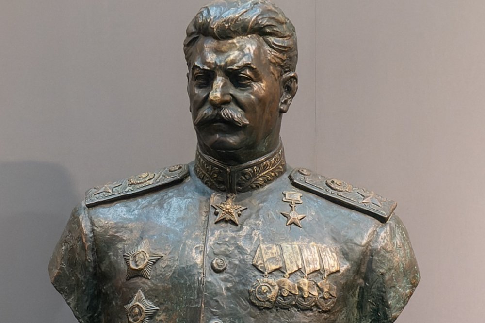 В Звенигороде полиция разыскивает вандалов, изрисовавших бюст Сталина