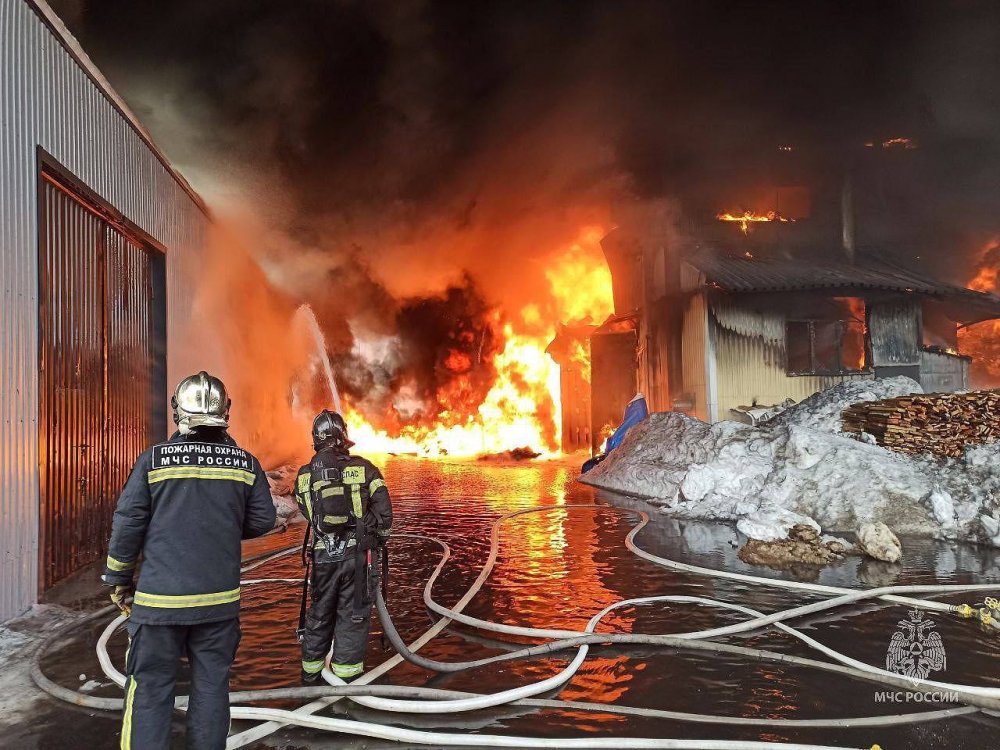 В Раменском масштабный пожар - горит фабрика по производству мебели