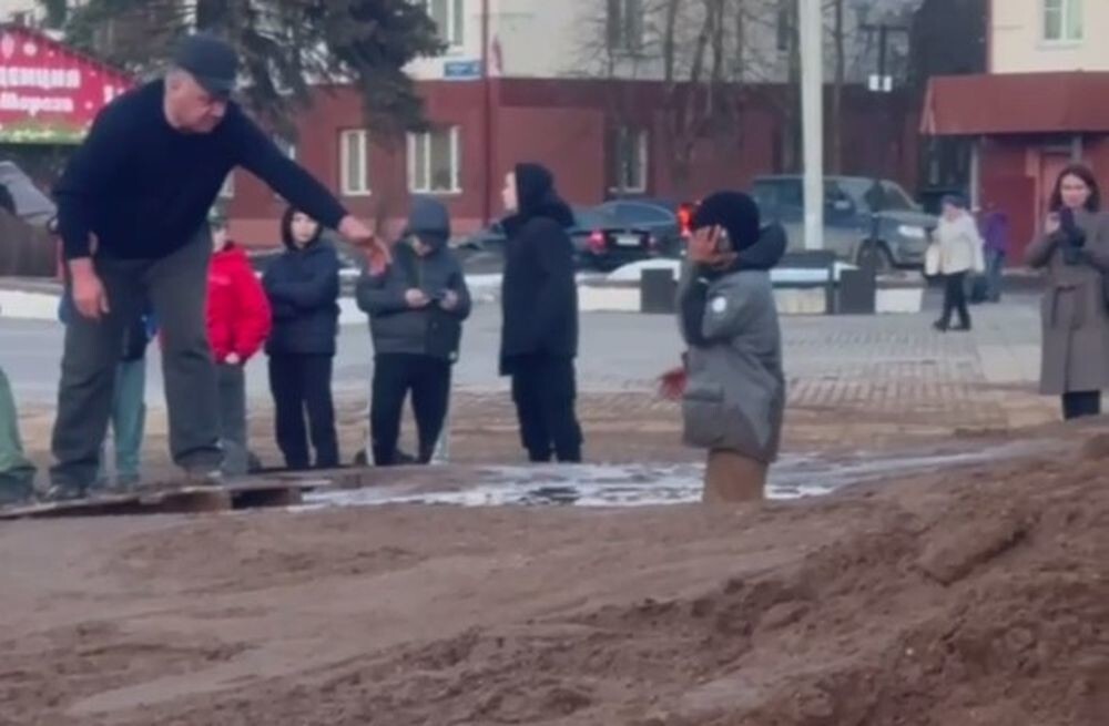 В Солнечногорске дети провалились в болото на Советской площади: видео