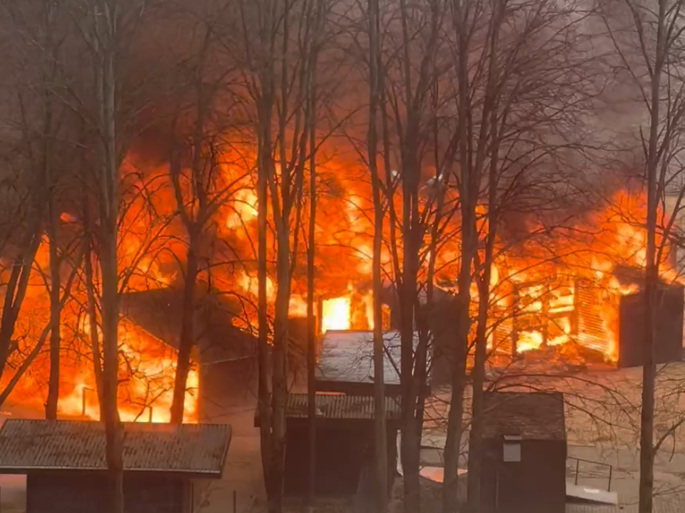 На химкинском пляже горят деревянные постройки: видео
