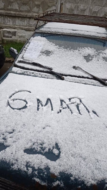 В Подмосковье выпал снег - жители региона поделились фото необычной погоды