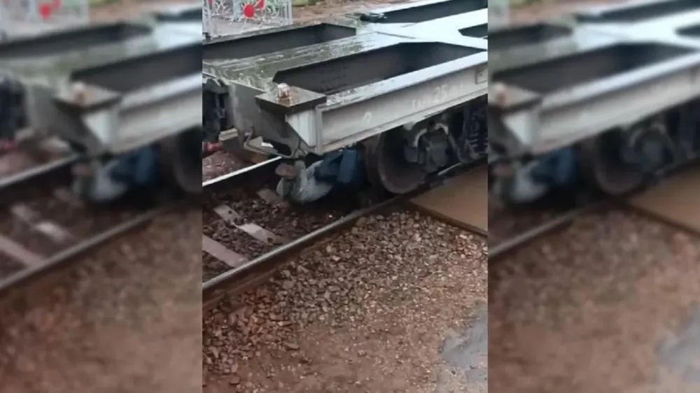 В Купавне люди едва не погибли под поездом: видео