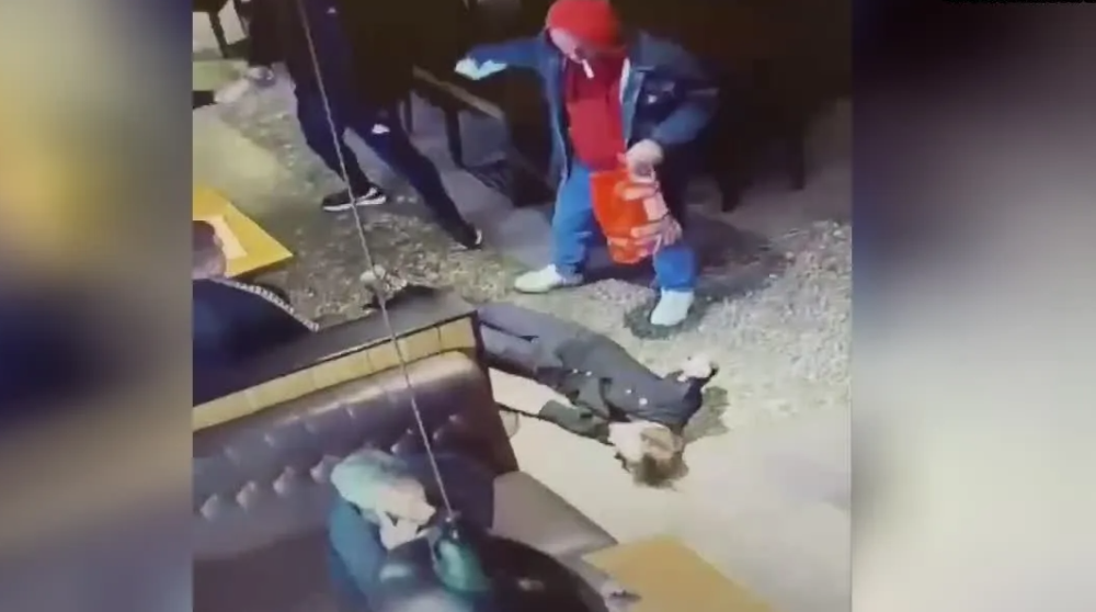 В баре г. Щелково напали на официанта: видео