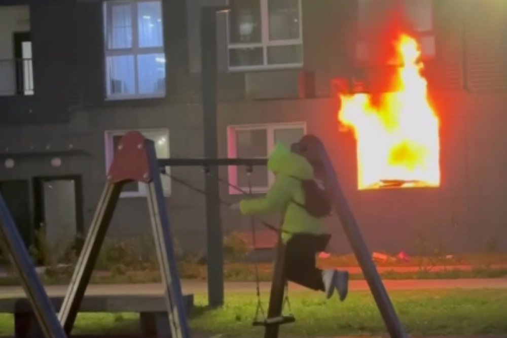 В России удивляются невозмутимому ребёнку из Люберец, катавшемуся на качелях на фоне горящей квартиры