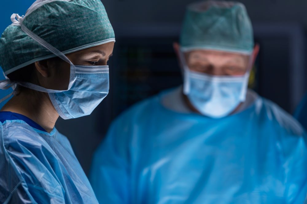Онкохирурги из Подмосковье удалили женщине две гигантские опухоли в треть её собственного веса