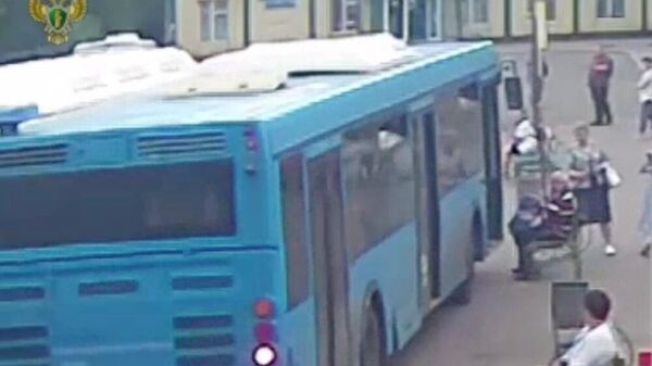 В Домодедове автобус насмерть сбил женщину, пытаясь избежать ДТП: видео