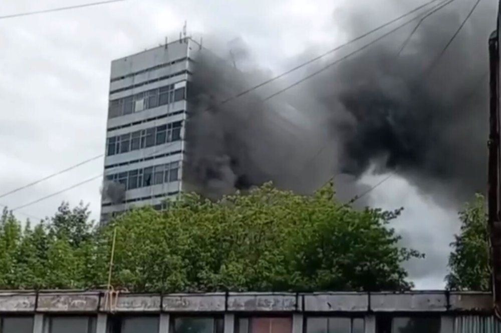 Два человека погибли при попытке спастись от пожара во Фрязино: видео18+