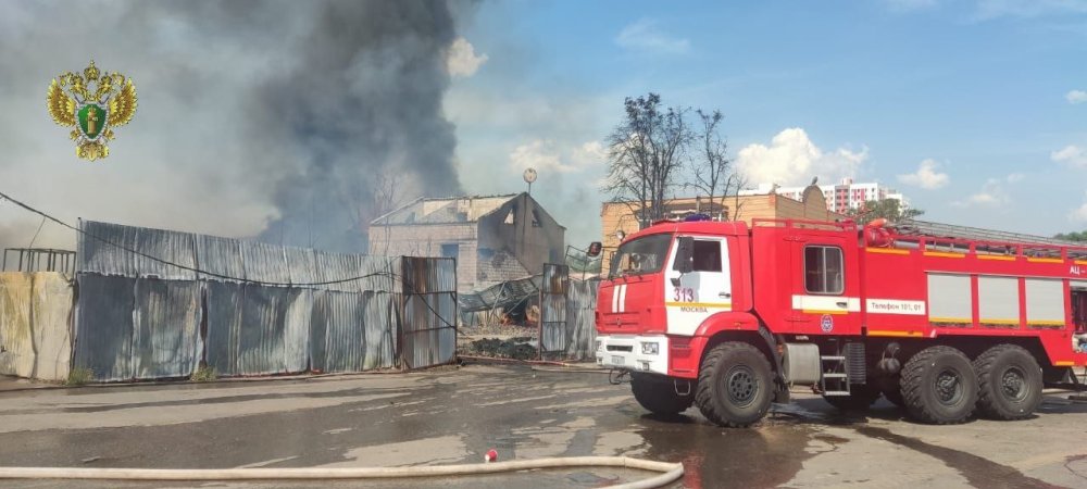 В Одинцово пожар на складе перекинулся на частные дома и торговый центр 