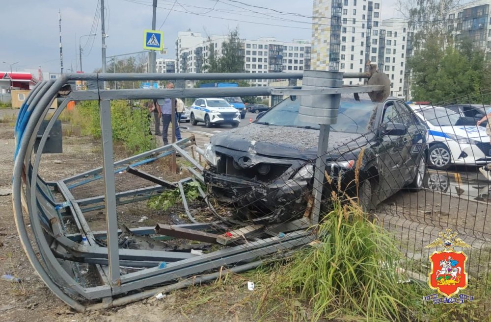 В Ленинском горокруге авто на скорости влетело в остановку: видео