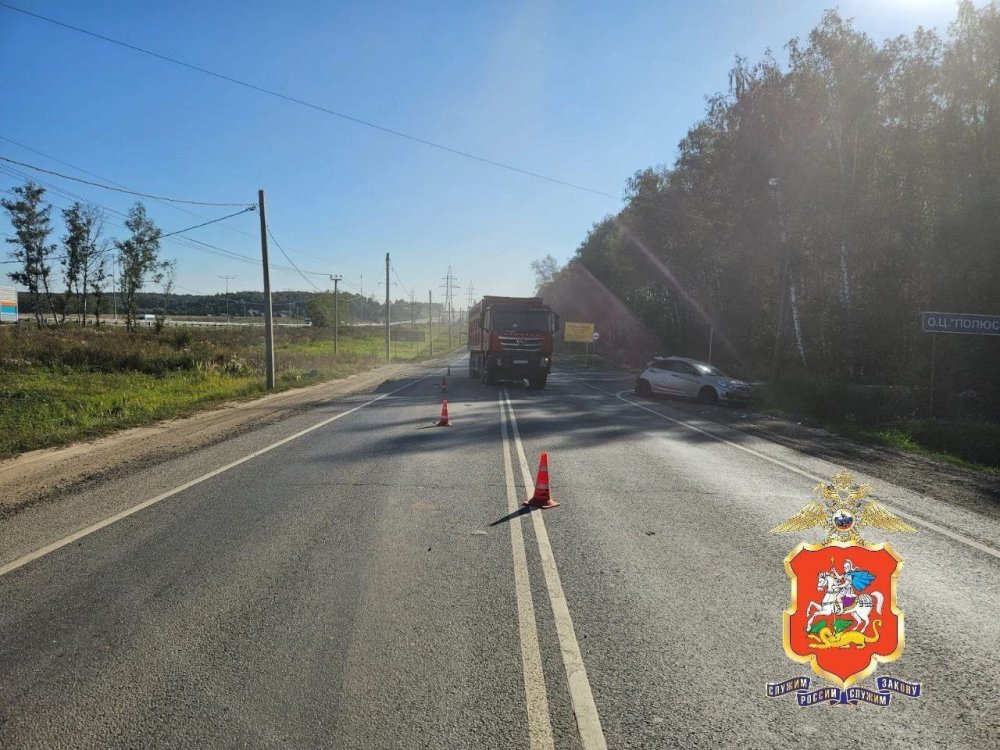 Водитель самосвала в Подольске на полном ходу протаранил легковушку