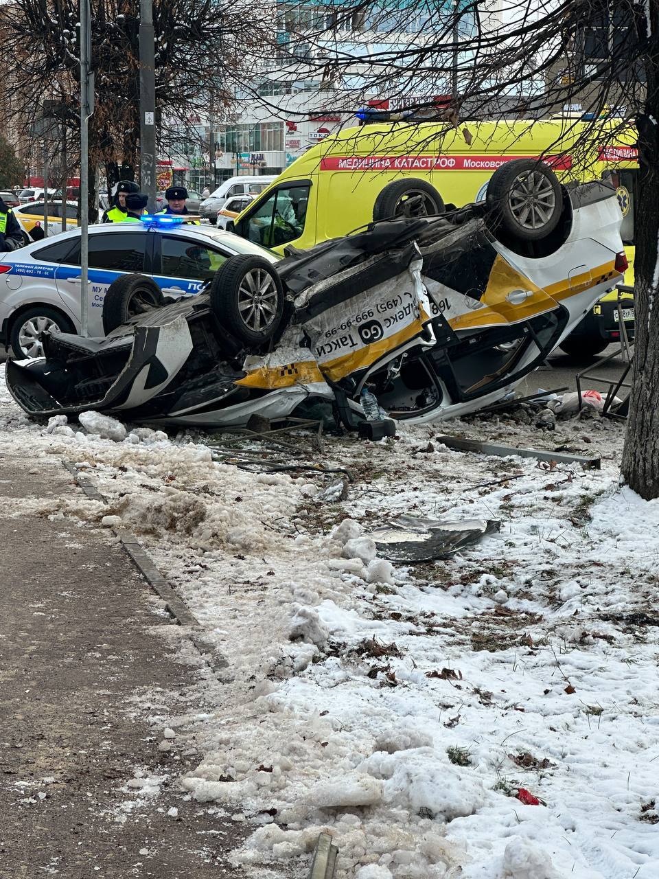 В жестком ДТП в Серпухове пострадал водитель такси: видео