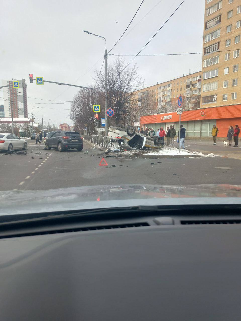 В жестком ДТП в Серпухове пострадал водитель такси: видео