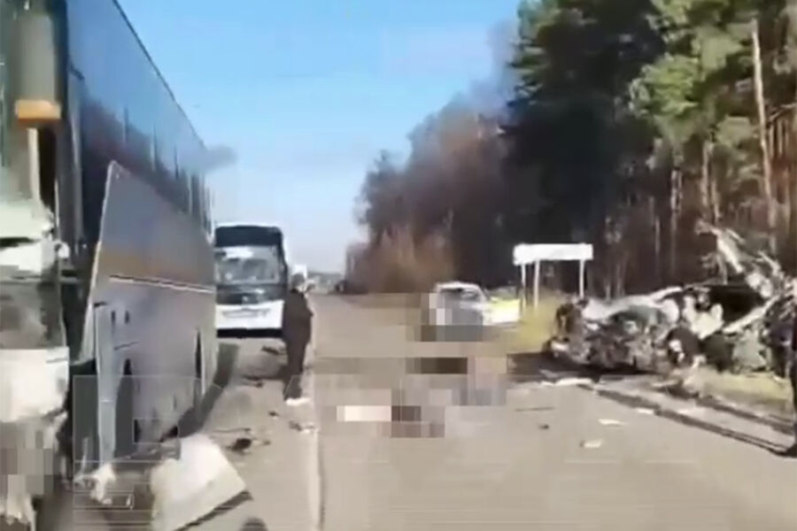 В Домодедове пьяный мужчина на джипе протаранил автобус: видео