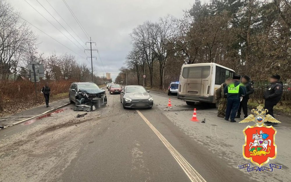 В Люберцах мужчина украл маршрутку и совершил ДТП: видео