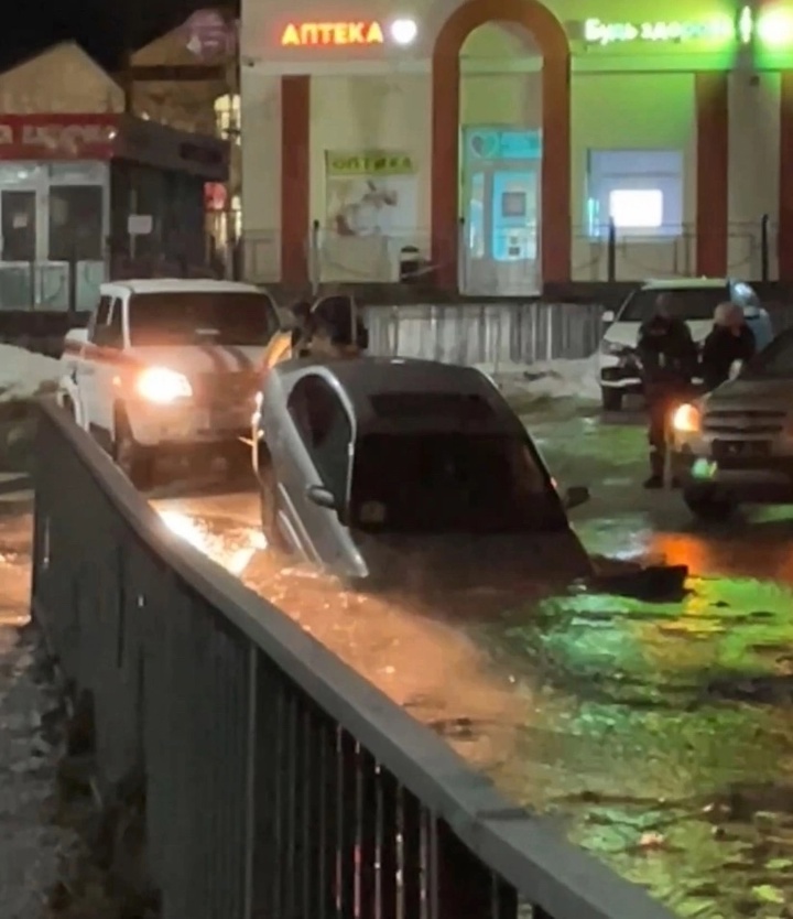 В Дмитрове два авто провалились в канализацию: видео