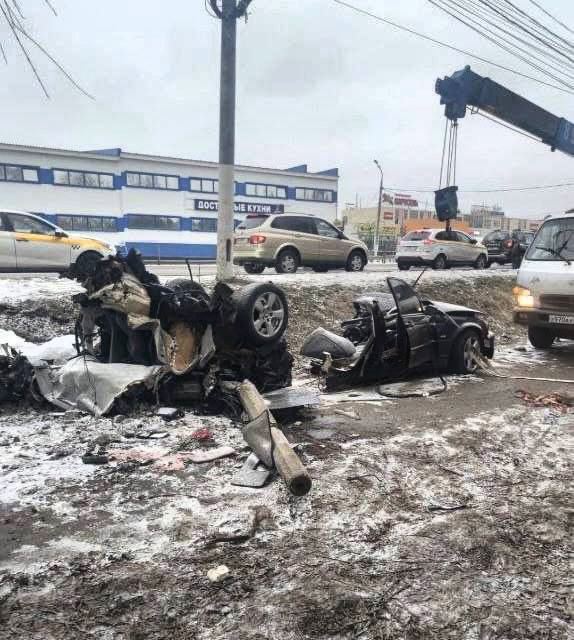 В Подмосковье BMW разорвало пополам от удара об столб